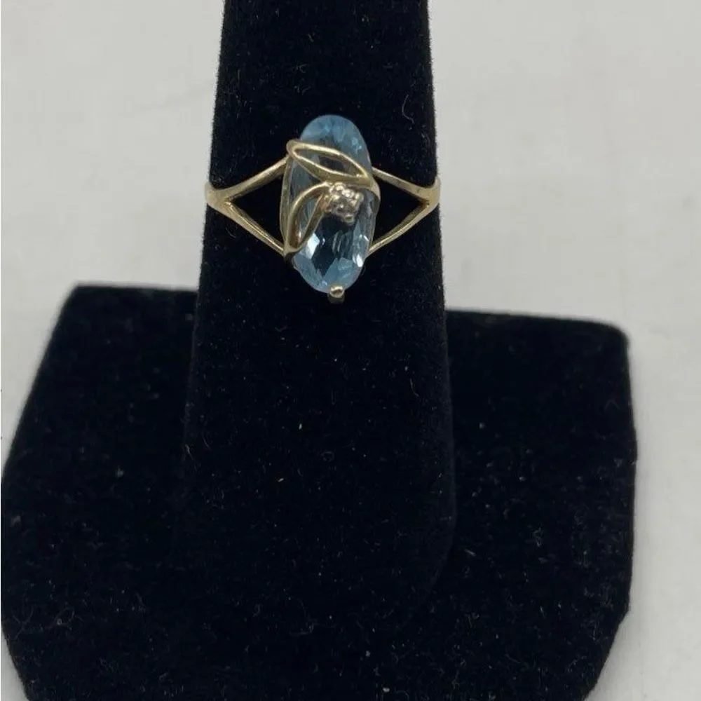 10 K Aquamarine and diamond ring